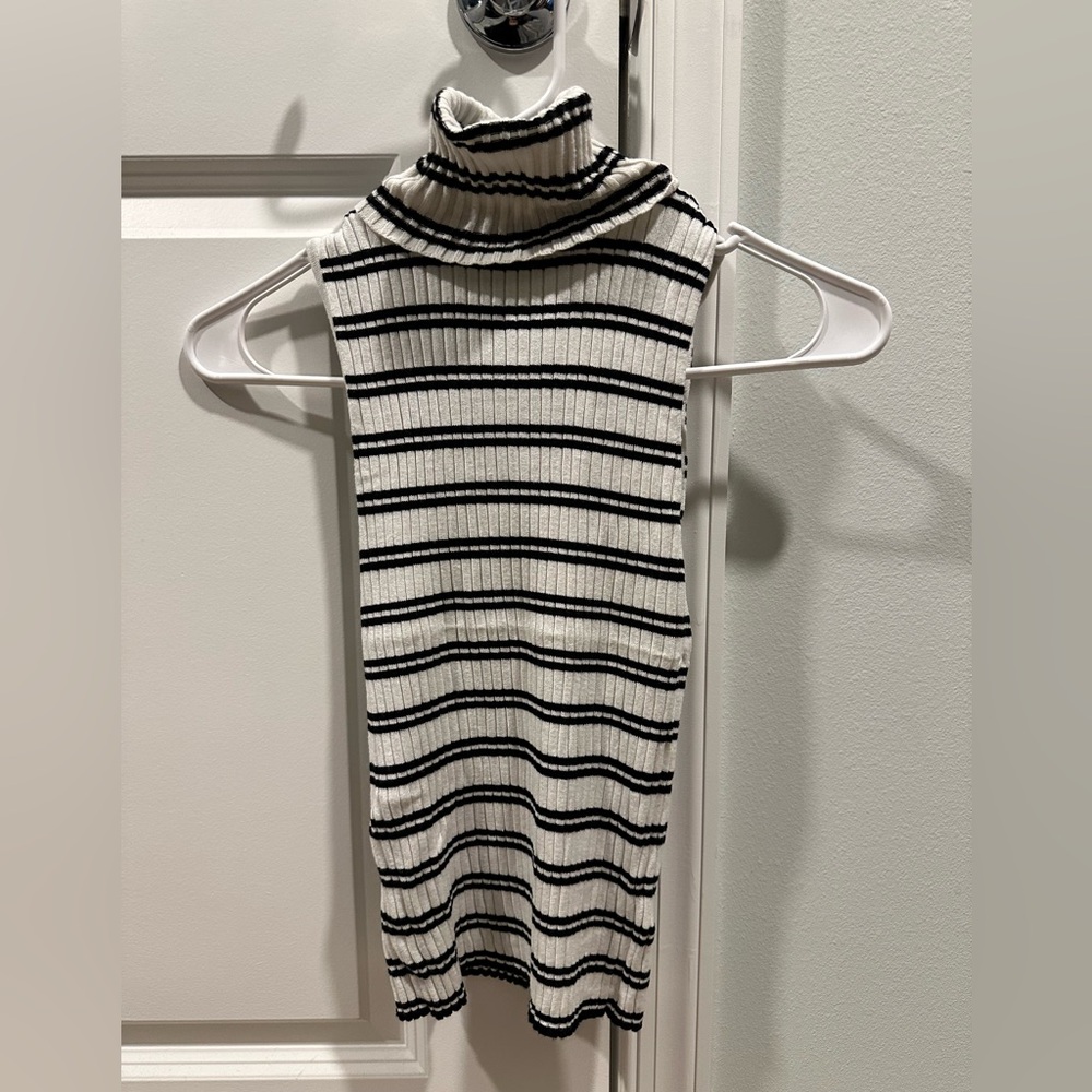 Sleeveless turtleneck